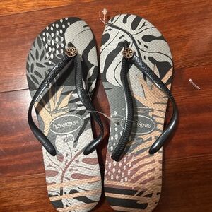 Havaianas Women's Black and Tan Leaf Print Sandals